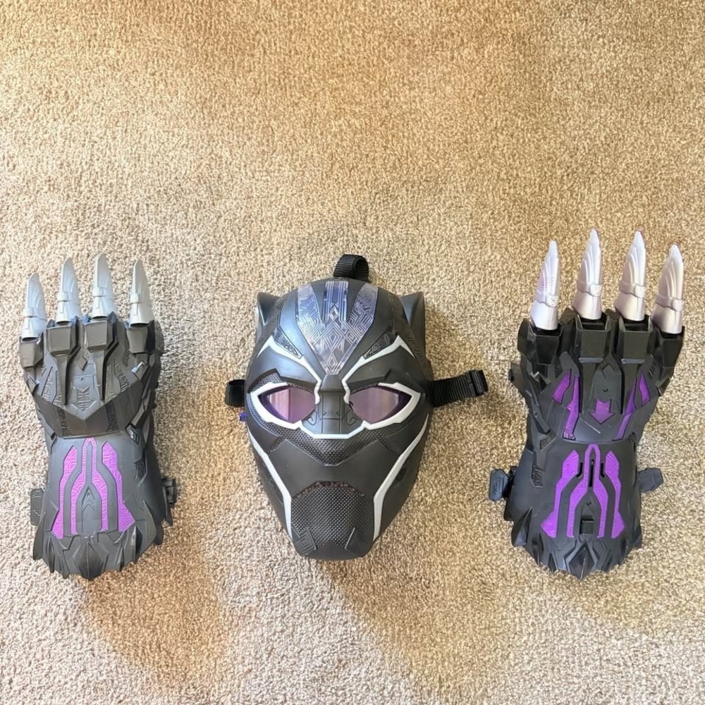 Marvel Black Panther Mask & Light Up Claw Set Pretend Play Wakanda Forever